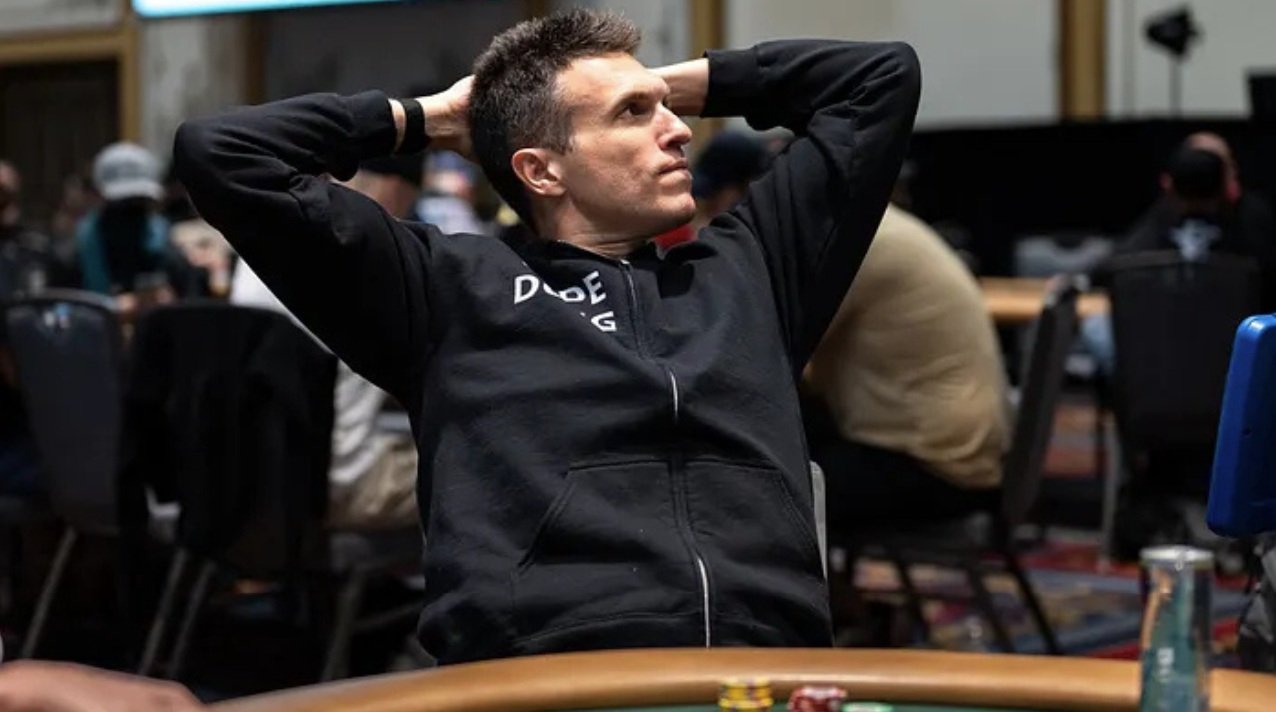 Ο Doug Polk τοποθετείται μετά την έφοδο της αστυνομίας στο Lodge Card Club