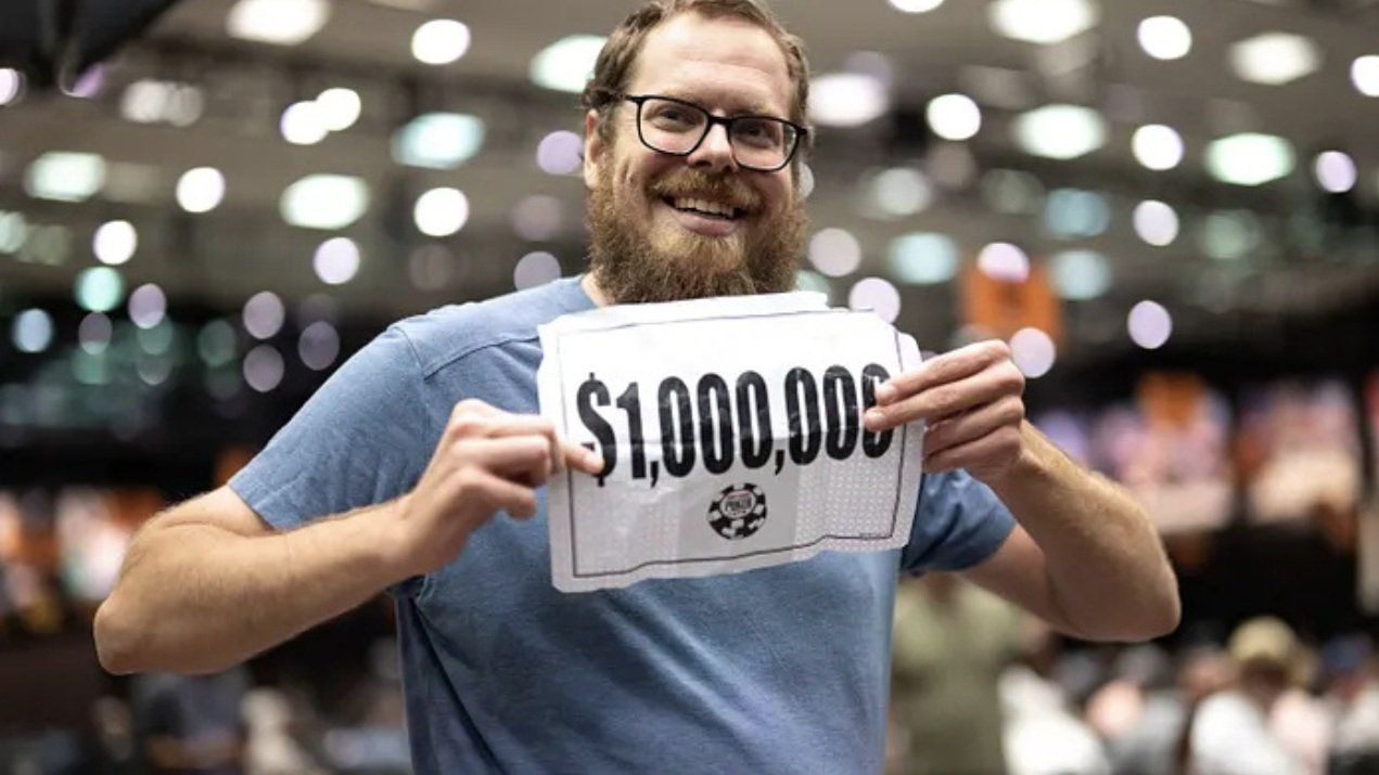 WSOP: Άνοιξε τον φάκελο του $1.000.000 και εκστασιάστηκε